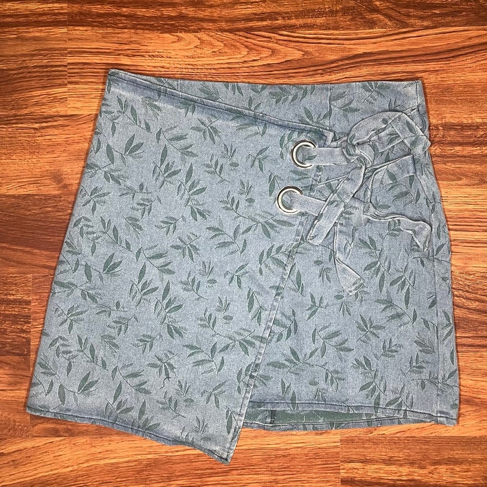 NEW Urban Outfitters Lumiere Blue Denim Leaf Pattern Wrap Skirt Blue Size M